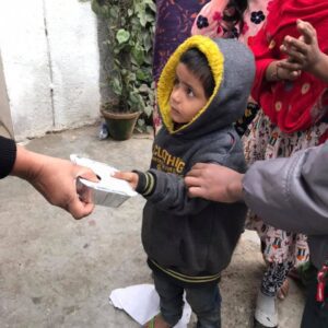 Food packet handed over to a child in Delhi